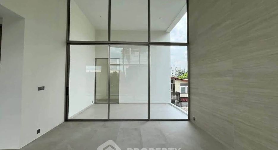 Casa adosada en alquiler de 6 habitaciones en Bang Kapi, Bangkok