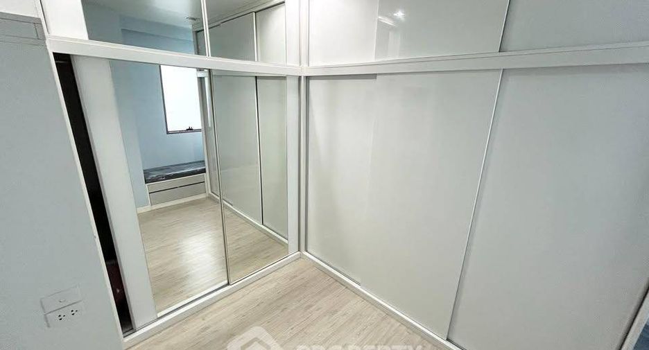 For rent 2 bedrooms condo in Yan Nawa, Bangkok