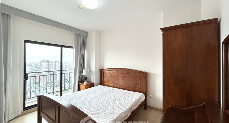 For rent 3 bedrooms condo in Thon Buri, Bangkok