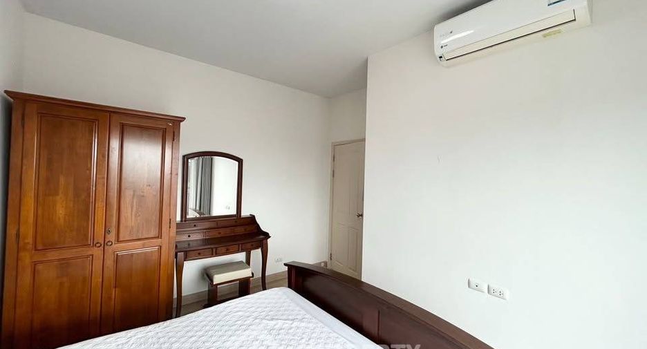 For rent 3 bedrooms condo in Thon Buri, Bangkok