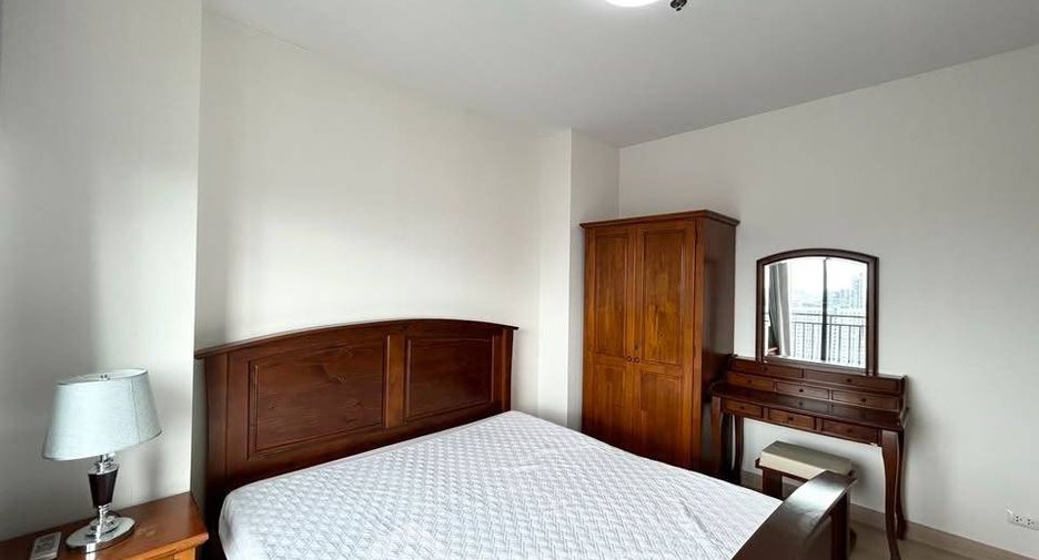 For rent 3 bedrooms condo in Thon Buri, Bangkok