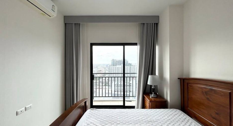 For rent 3 bedrooms condo in Thon Buri, Bangkok