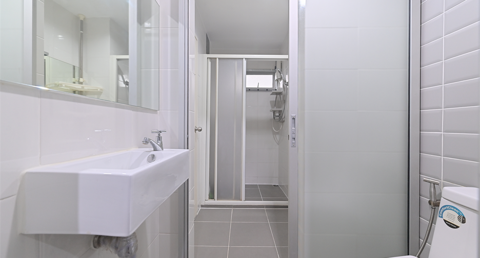 For sale 2 bedrooms condo in Huai Khwang, Bangkok