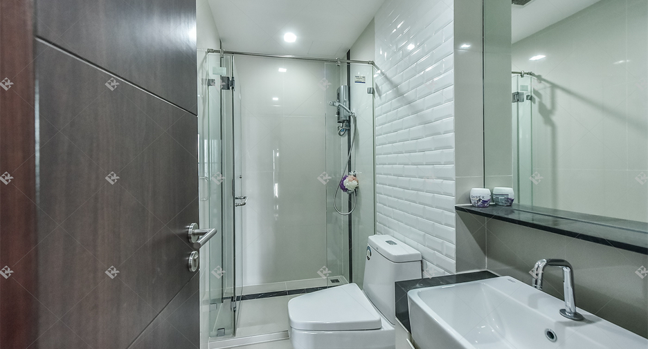 For rent 3 bedrooms condo in Pathum Wan, Bangkok