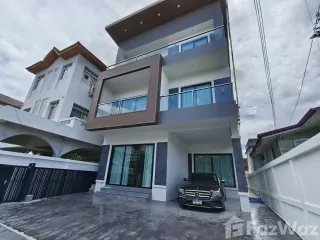 出租 4 卧室 联排别墅 在 Watthana, 曼谷