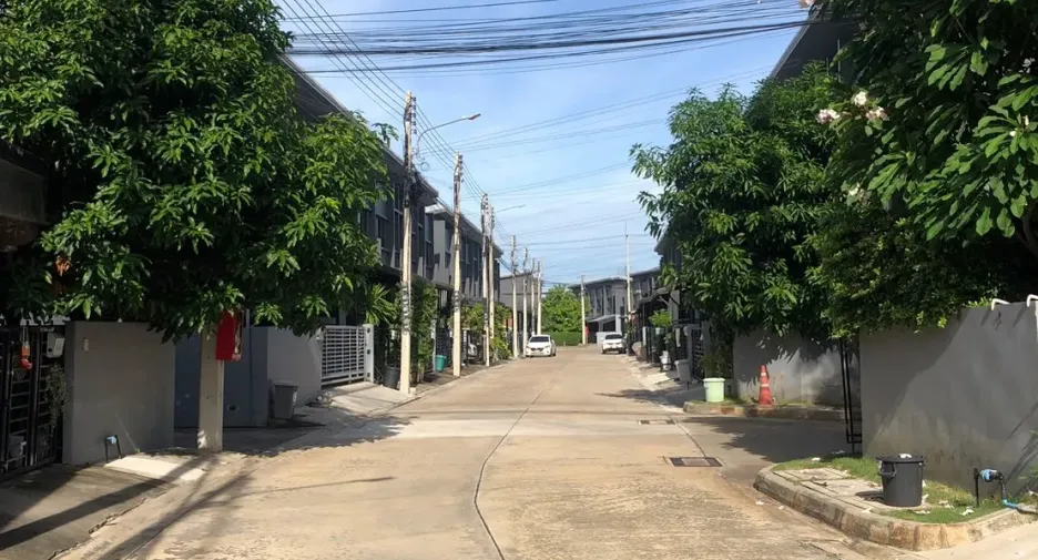 Casa adosada en venta de 3 habitaciones en Mueang Pathum Thani, Pathum Thani