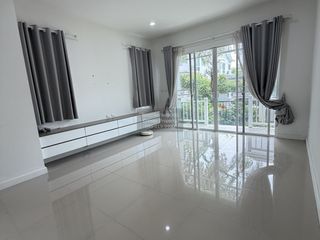 À louer 3 chambres maison à Bang Khun Thian, Bangkok
