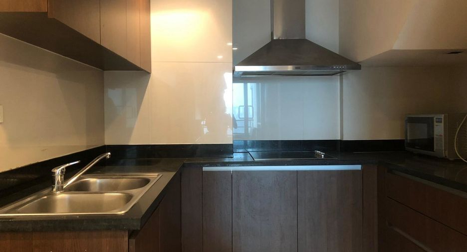 For rent 2 bedrooms condo in Pathum Wan, Bangkok