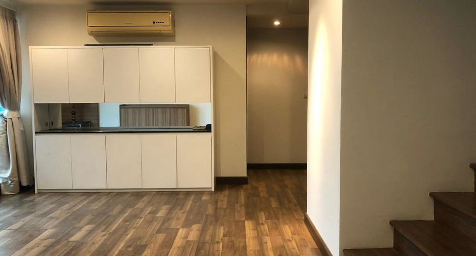 For rent 2 bedrooms condo in Pathum Wan, Bangkok
