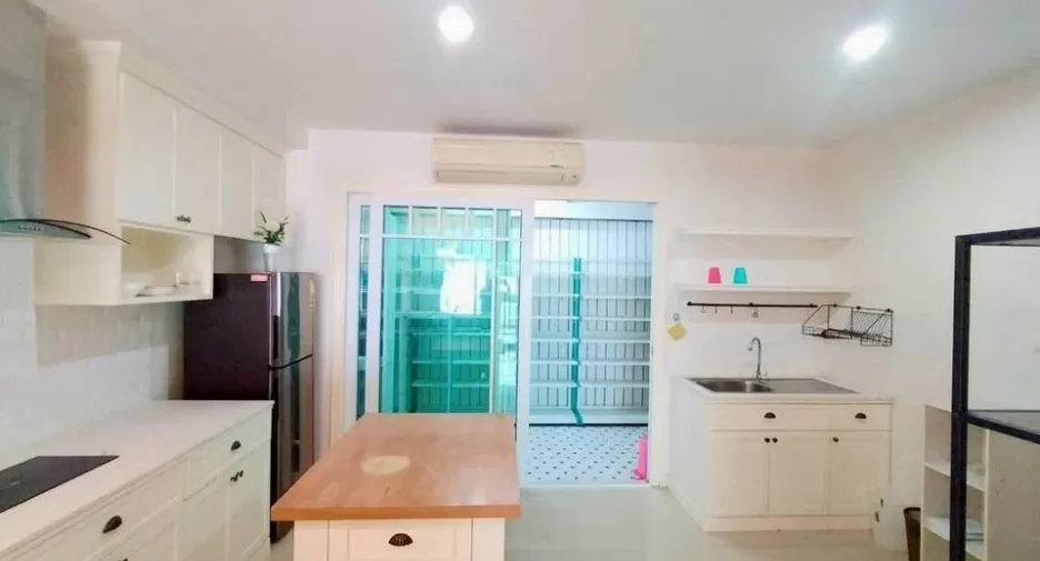 For rent 3 bedrooms townhouse in Huay Yai, Pattaya