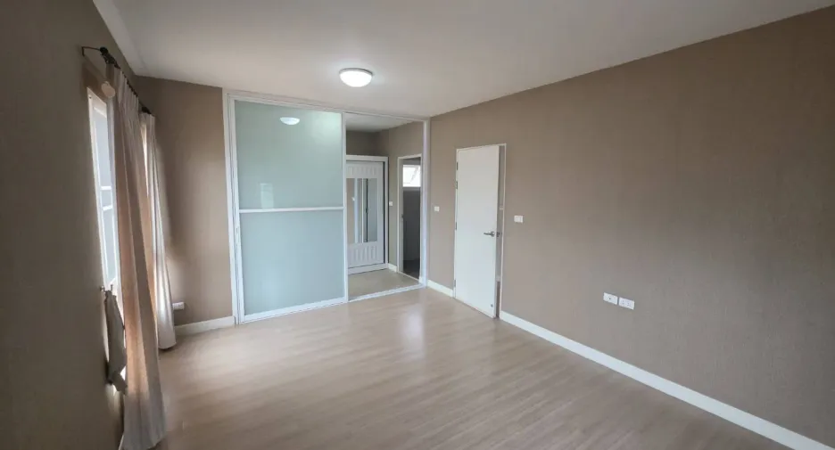 Haus zum Kauf mit 5 Zimmer in Bang Kruai, Nonthaburi