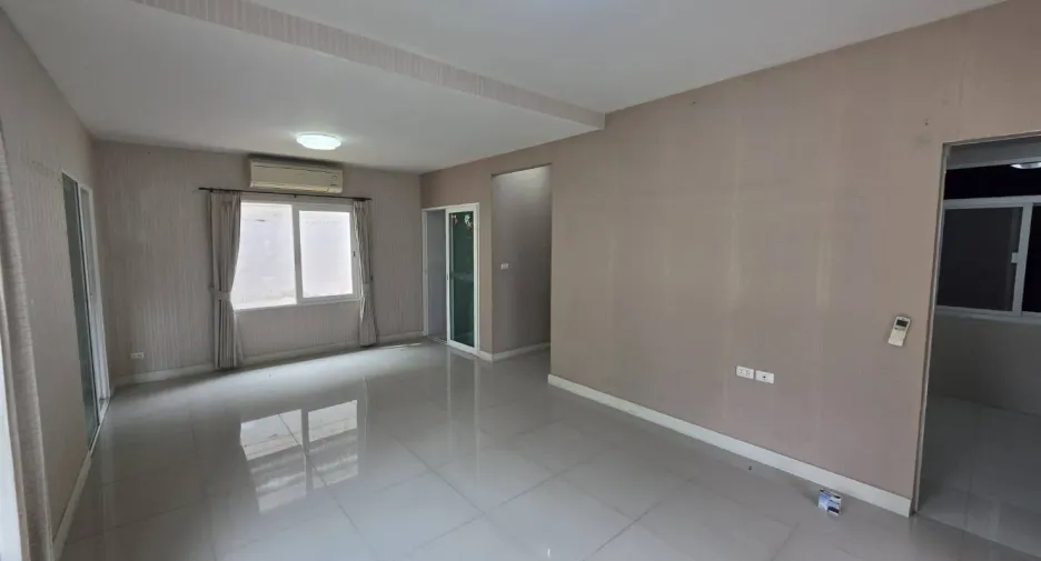 Haus zum Kauf mit 5 Zimmer in Bang Kruai, Nonthaburi