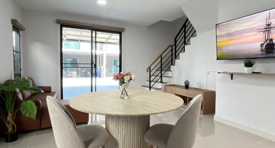 Casa adosada en alquiler de 3 habitaciones en Bang Phli, Samut Prakan