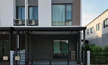 Casa adosada en alquiler de 3 habitaciones en Bang Phli, Samut Prakan