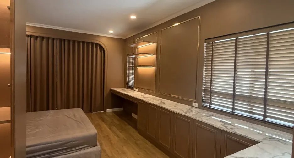 For rent 5 bedrooms house in Lat Krabang, Bangkok