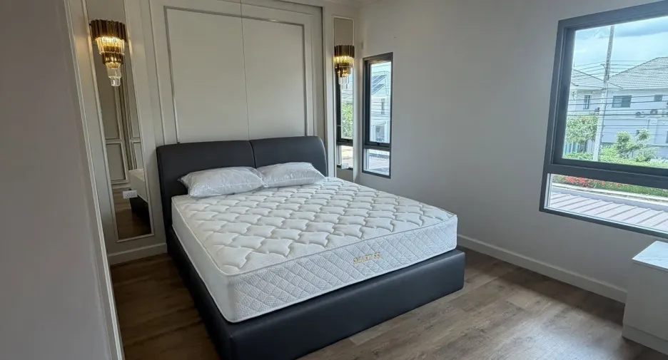 For rent 5 bedrooms house in Lat Krabang, Bangkok