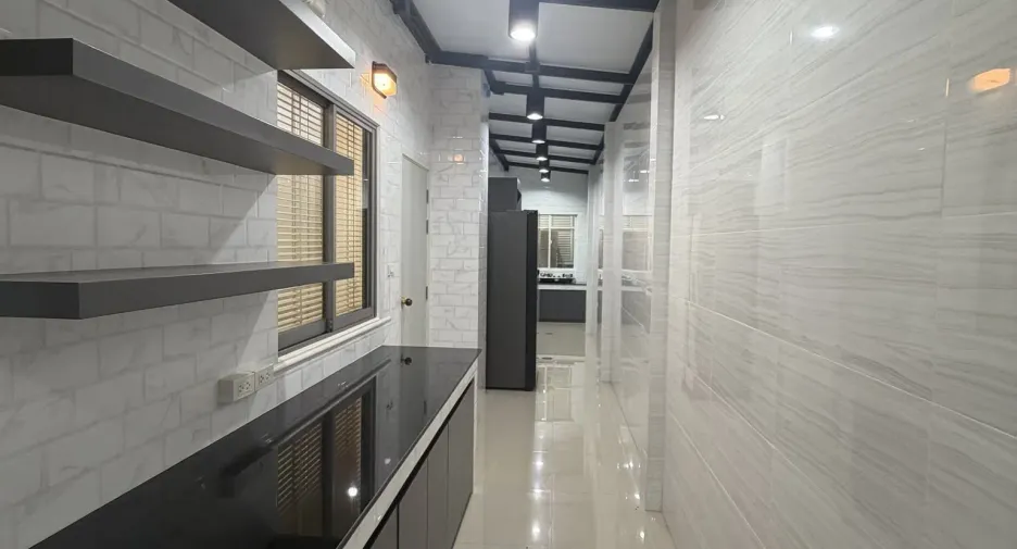 For rent 5 bedrooms house in Lat Krabang, Bangkok