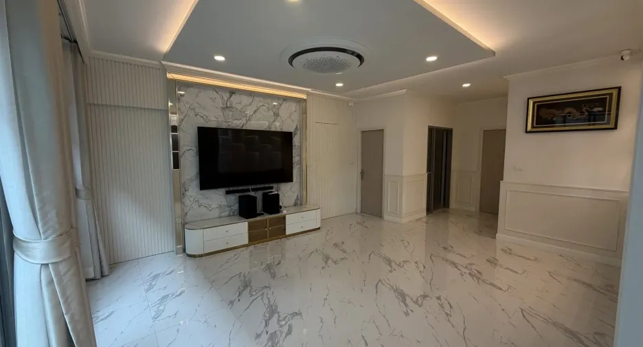 For rent 5 bedrooms house in Lat Krabang, Bangkok