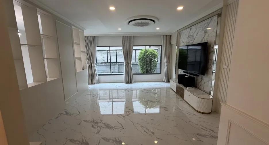 For rent 5 bedrooms house in Lat Krabang, Bangkok