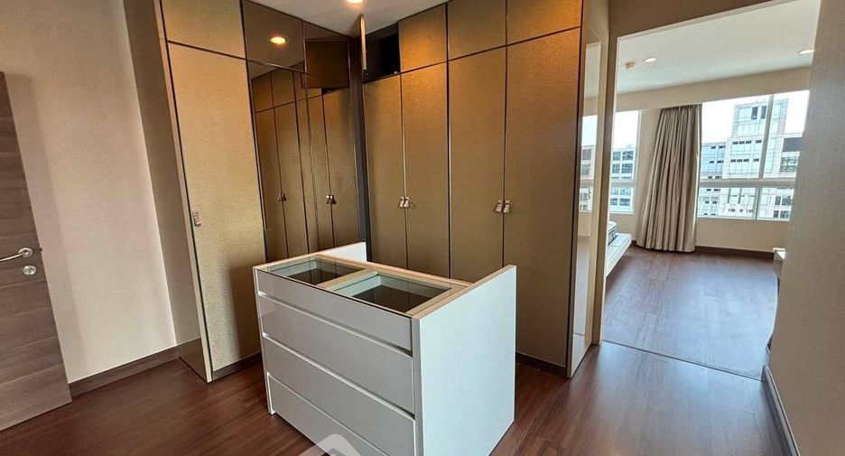 For rent 3 bedrooms condo in Yan Nawa, Bangkok