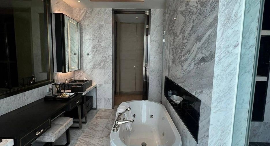 For rent 3 ベッドルーム condo in Khlong San, Bangkok