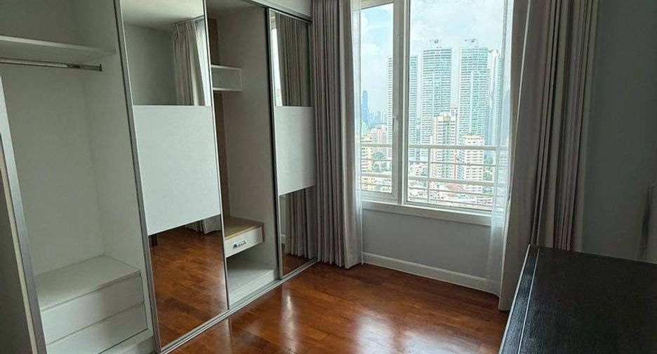 For rent 3 bedrooms condo in Khlong Toei, Bangkok