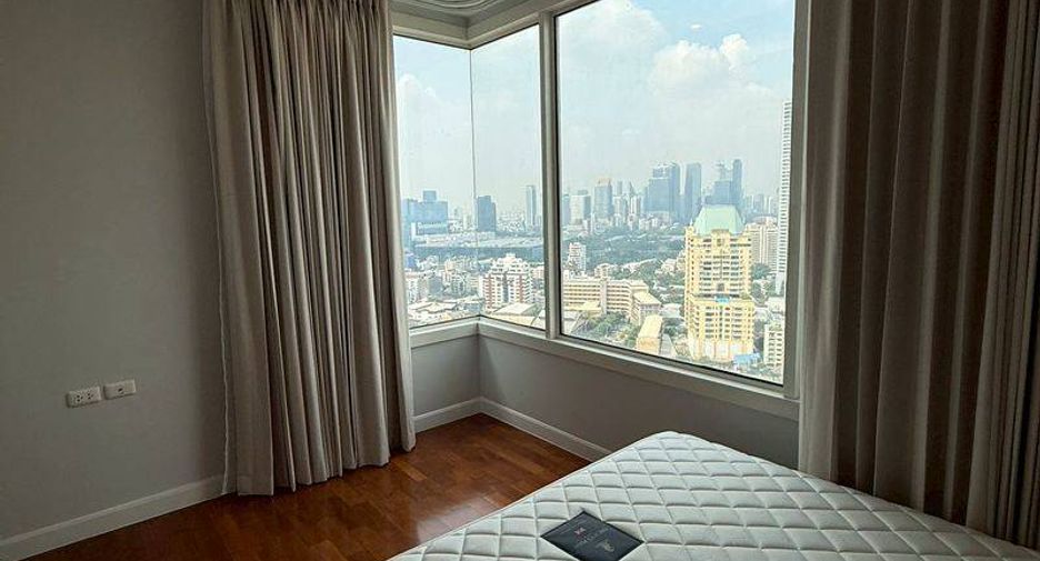 For rent 3 bedrooms condo in Khlong Toei, Bangkok