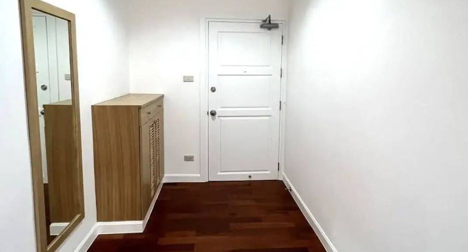 For rent 3 bedrooms condo in Khlong Toei, Bangkok
