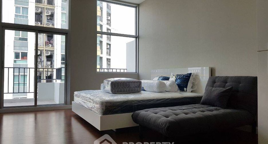 For sale 3 bedrooms condo in Huai Khwang, Bangkok