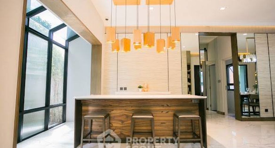 For sale 3 bedrooms house in Wang Thonglang, Bangkok