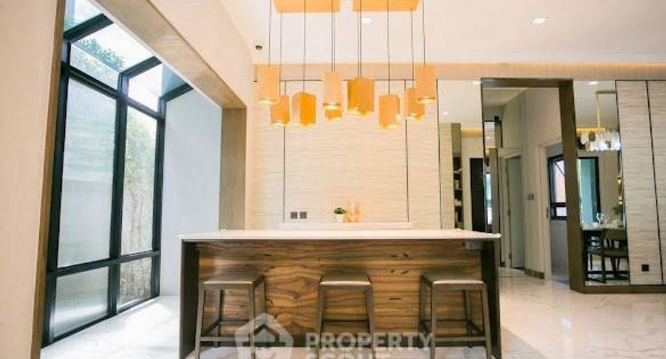 For sale 3 bedrooms house in Wang Thonglang, Bangkok