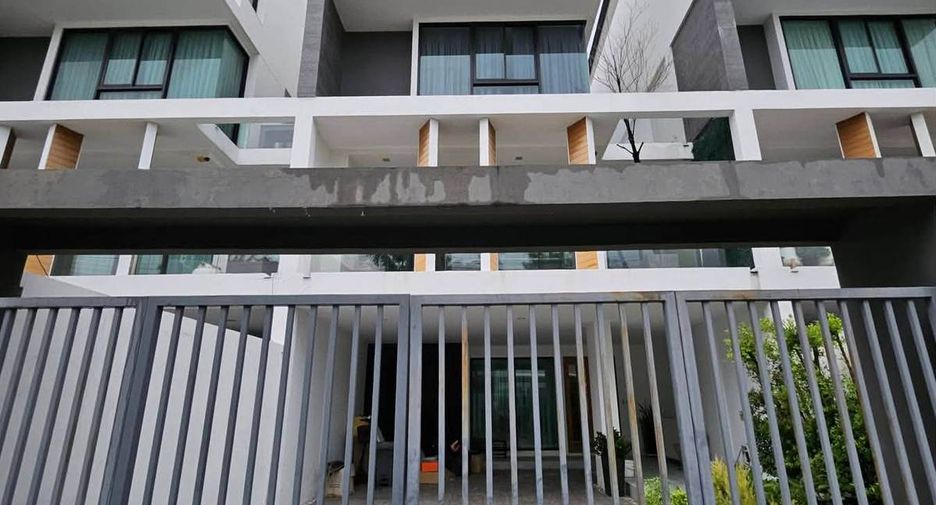 For rent and for sale 3 bedrooms townhouse in Lat Phrao, Bangkok