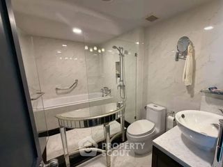 Condo en venta de 3 habitaciones en Yan Nawa, Bangkok