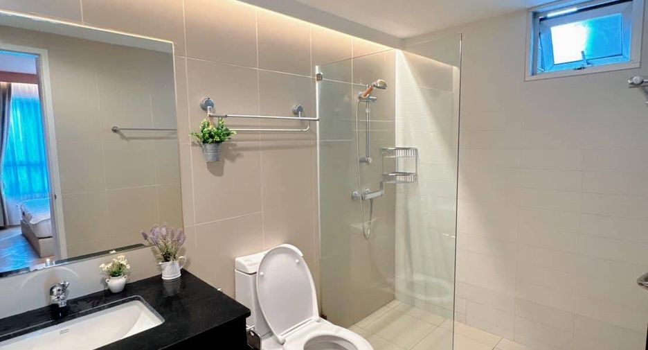 For sale 2 bedrooms condo in Huai Khwang, Bangkok