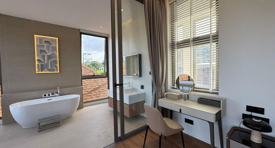 For rent 4 bedrooms villa in Mueang Phuket, Phuket
