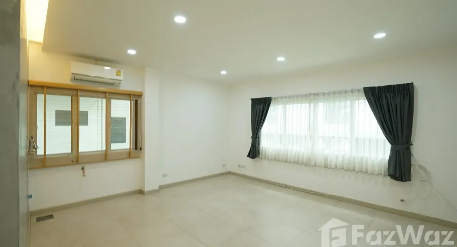 For sale 3 bedrooms retail Space in Mueang Chiang Mai, Chiang Mai
