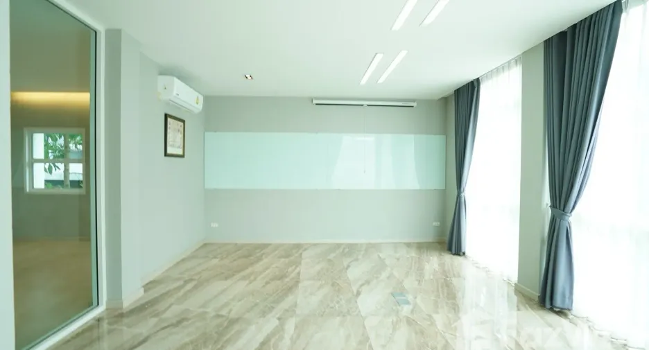 For sale 3 bedrooms retail Space in Mueang Chiang Mai, Chiang Mai