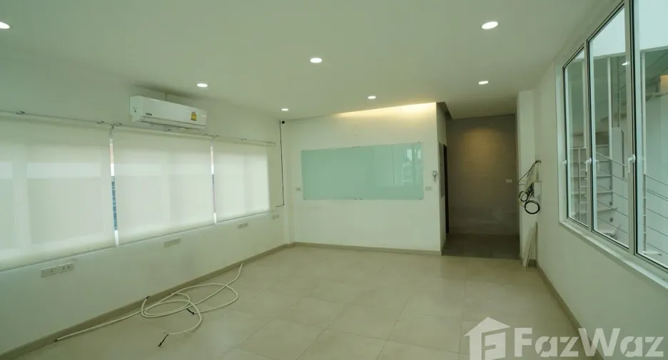 For sale 3 bedrooms retail Space in Mueang Chiang Mai, Chiang Mai