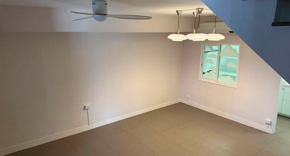 Casa adosada en venta de 3 habitaciones en Min Buri, Bangkok