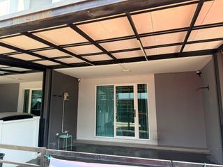 Casa adosada en venta de 3 habitaciones en Min Buri, Bangkok