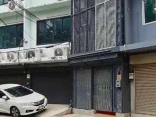For rent 4 ベッドルーム retail Space in Phra Khanong, Bangkok