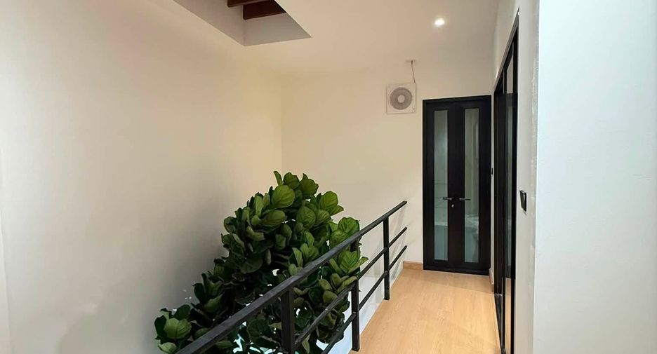 Casa adosada en venta de 3 habitaciones en Huai Khwang, Bangkok