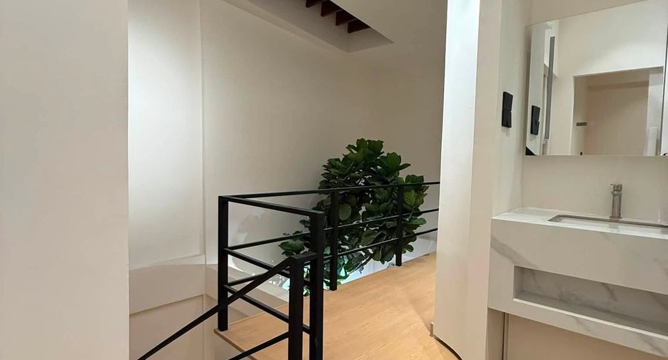 Casa adosada en venta de 3 habitaciones en Huai Khwang, Bangkok