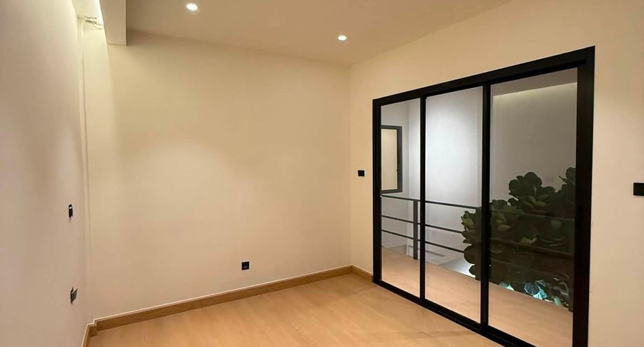 Casa adosada en venta de 3 habitaciones en Huai Khwang, Bangkok