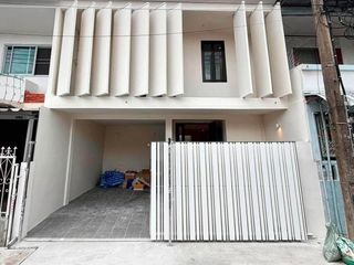 Casa adosada en venta de 3 habitaciones en Huai Khwang, Bangkok