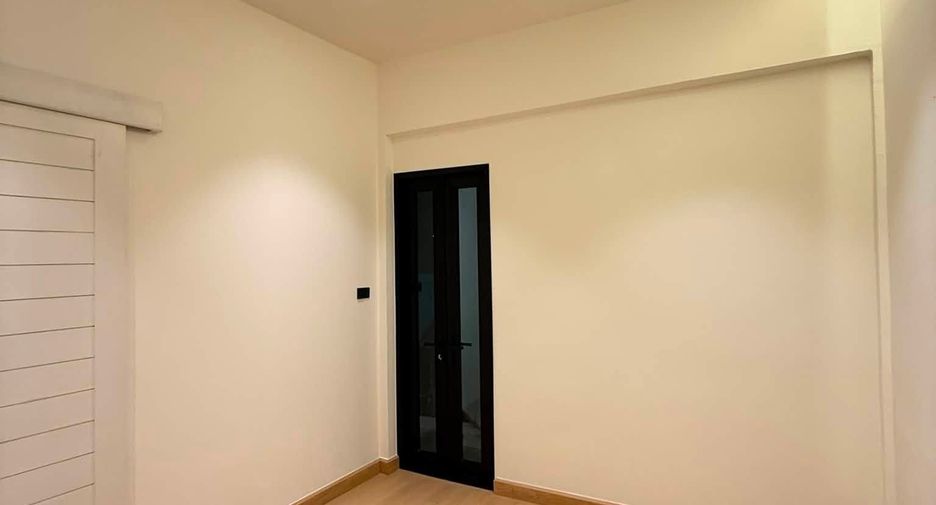 Casa adosada en venta de 3 habitaciones en Huai Khwang, Bangkok