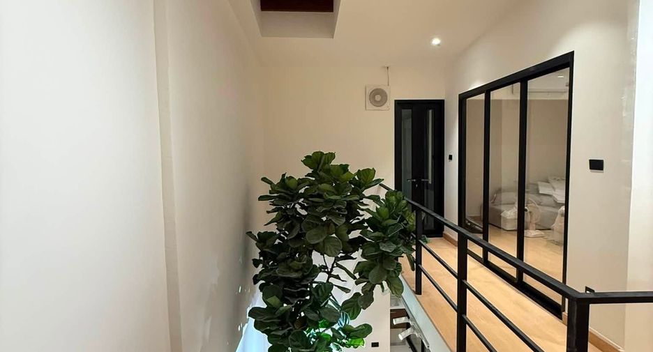 Casa adosada en venta de 3 habitaciones en Huai Khwang, Bangkok