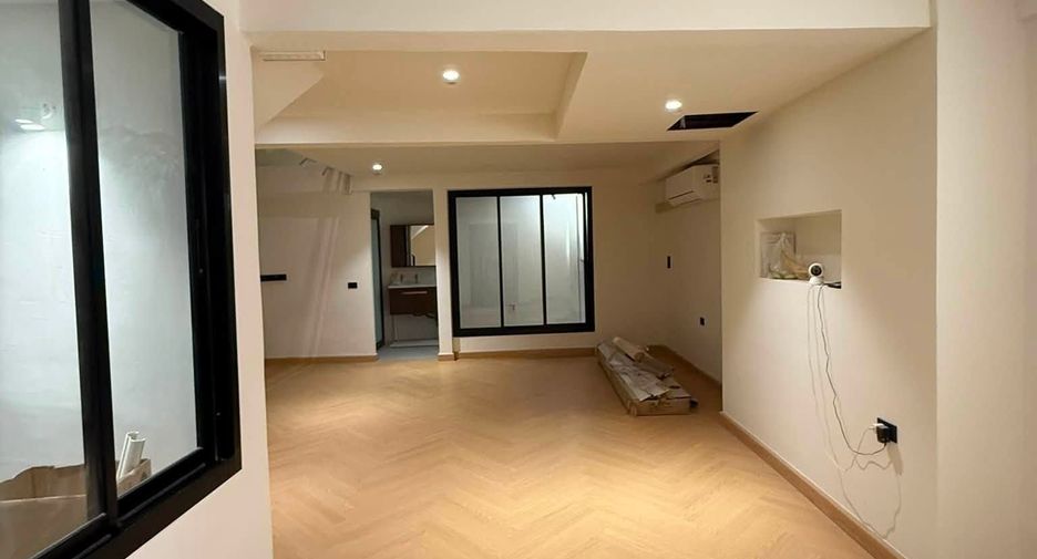Casa adosada en venta de 3 habitaciones en Huai Khwang, Bangkok