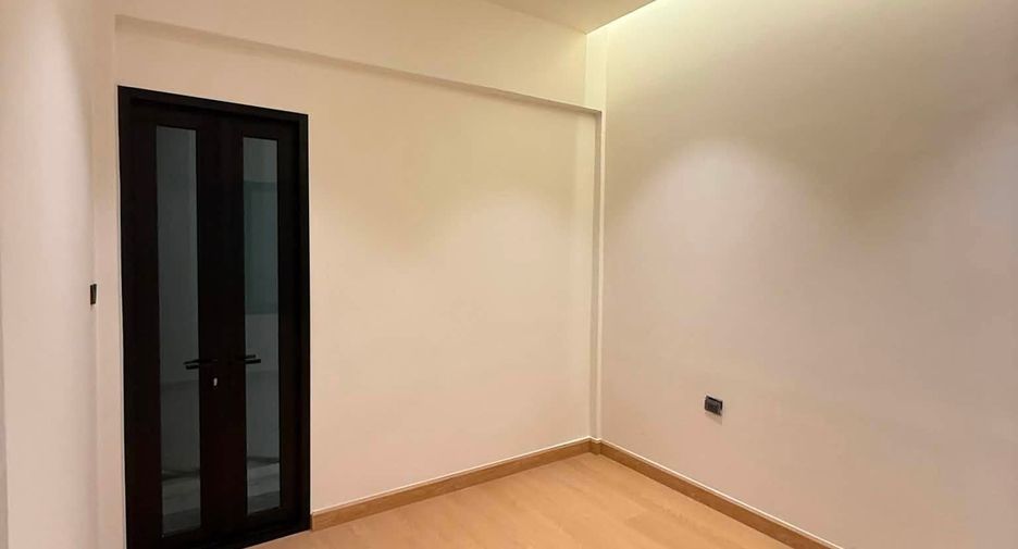 Casa adosada en venta de 3 habitaciones en Huai Khwang, Bangkok