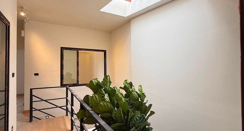 Casa adosada en venta de 3 habitaciones en Huai Khwang, Bangkok